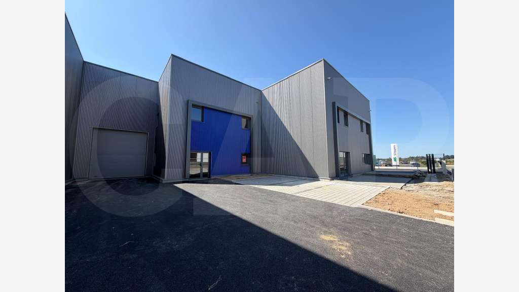 Cellule d'activités 276m² à vendre à Bédée