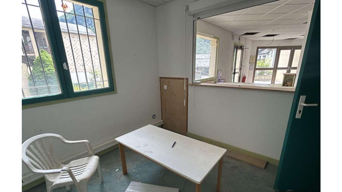 Vente local professionnel 59m² à Bielle