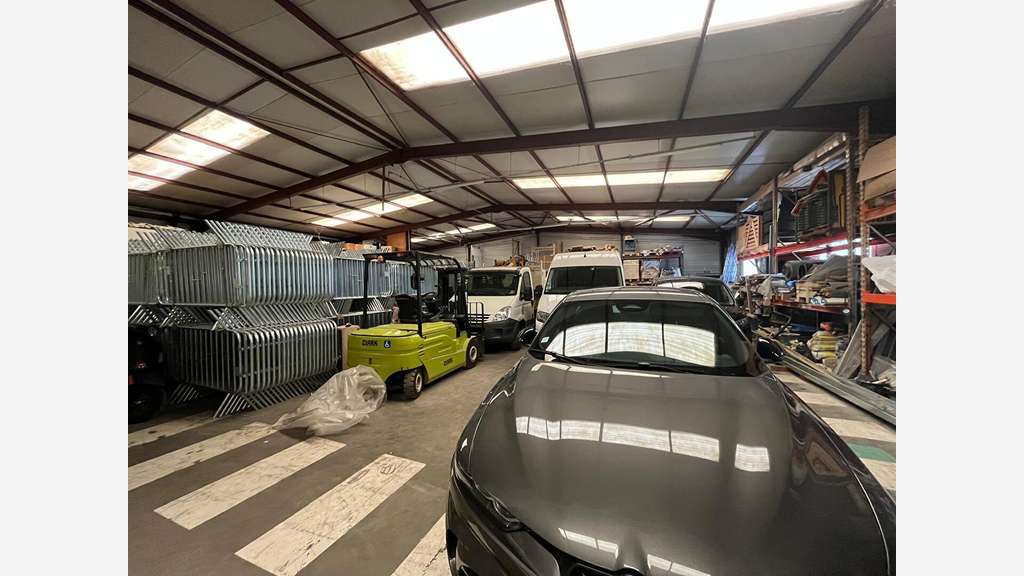 Entrepôt 1000m² à vendre ZI de Bordeaux Nord