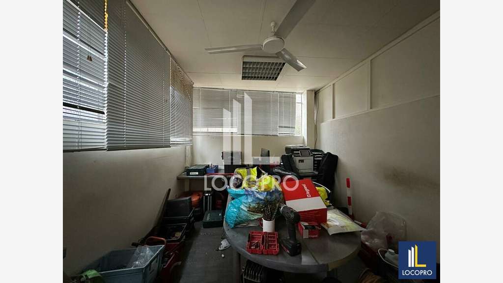 Entrepôt 710m² à vendre à Cannes