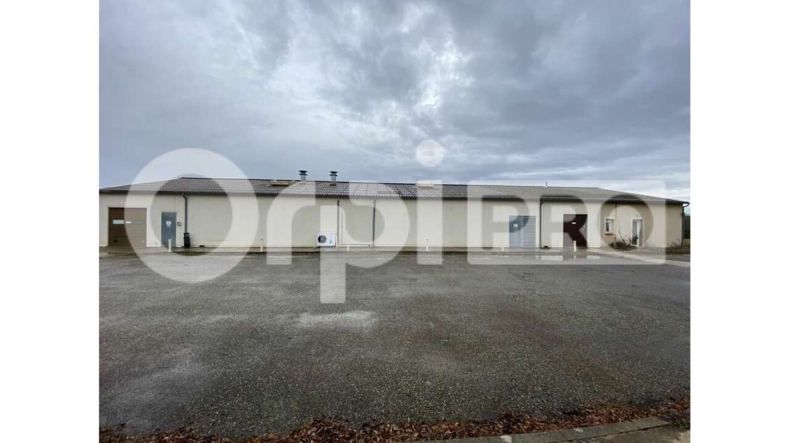 Local 1100m² à vendre à Caylus 