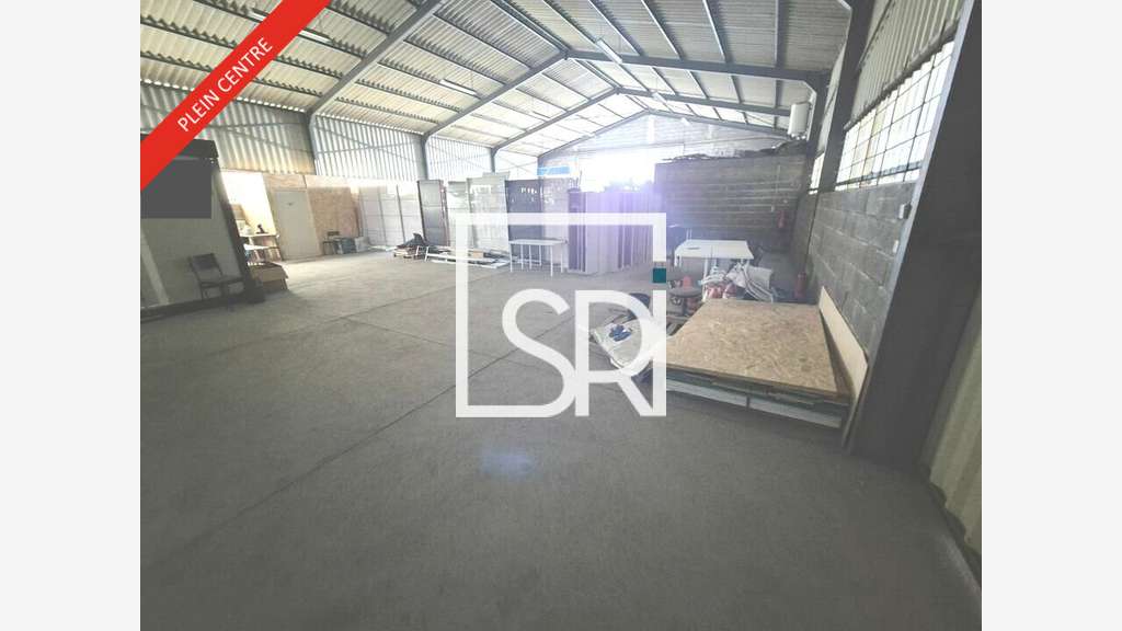 Entrepôt 825m² à vendre à Cournon-d'Auvergne