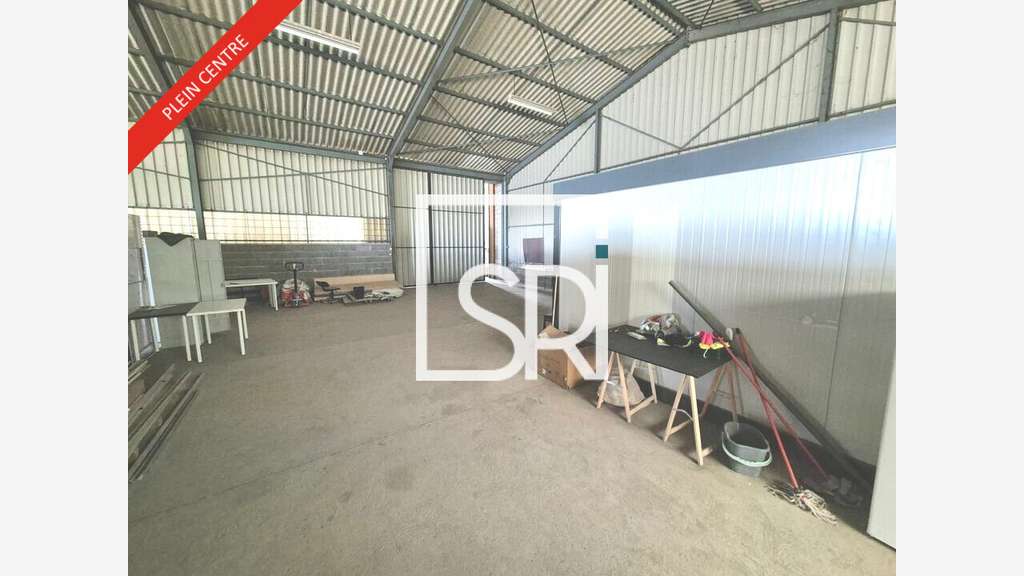 Entrepôt 825m² à vendre à Cournon-d'Auvergne