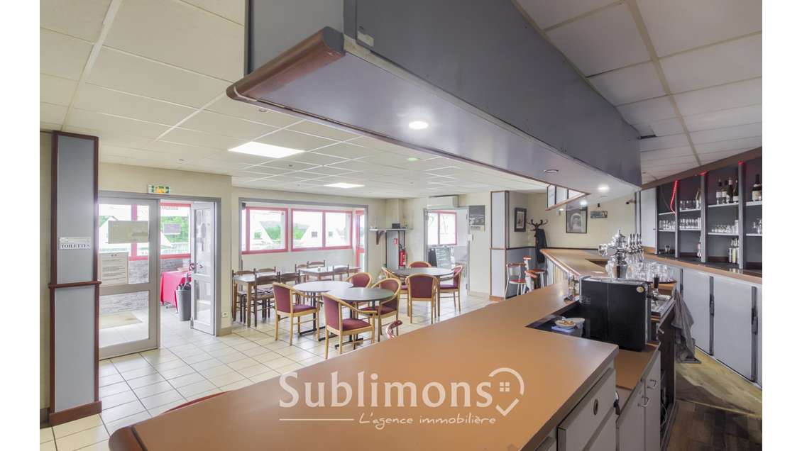 AV complexe 700m² axe stratégique Bretagne RN24