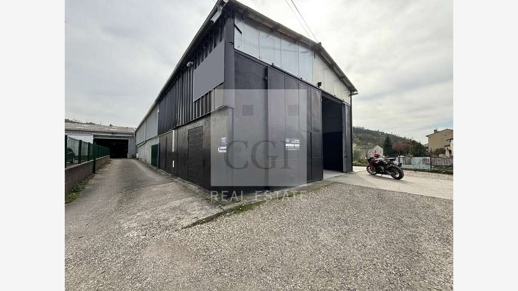 AV locaux d'activité 900m² sur 2400m² à Givors