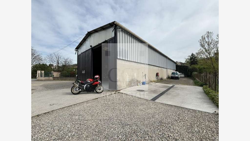 AV locaux d'activité 900m² sur 2400m² à Givors