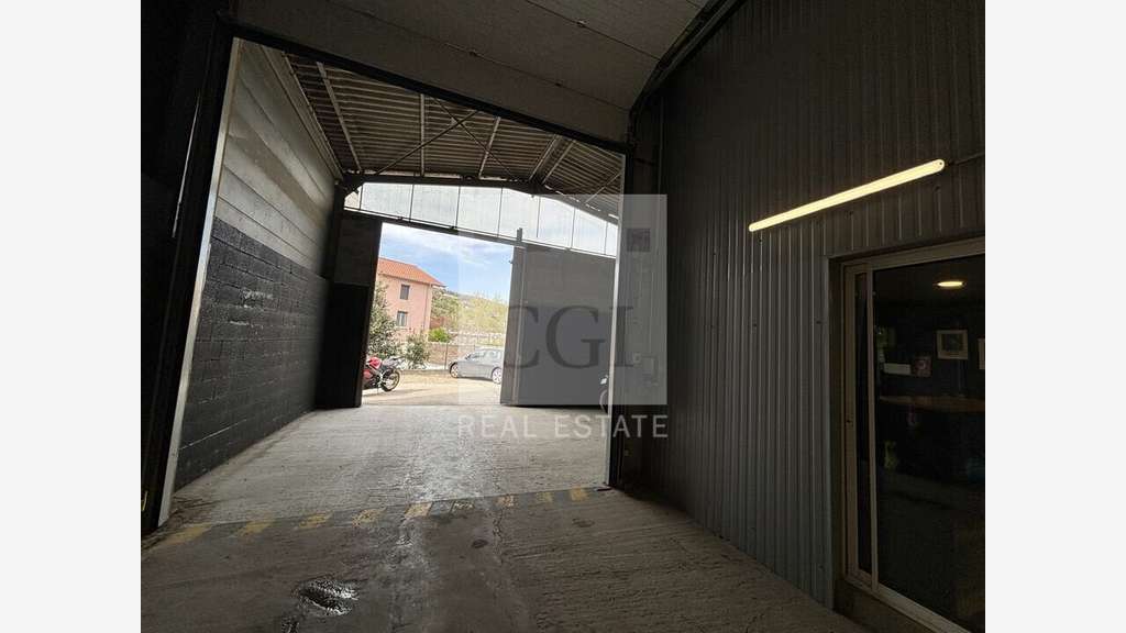 AV locaux d'activité 900m² sur 2400m² à Givors