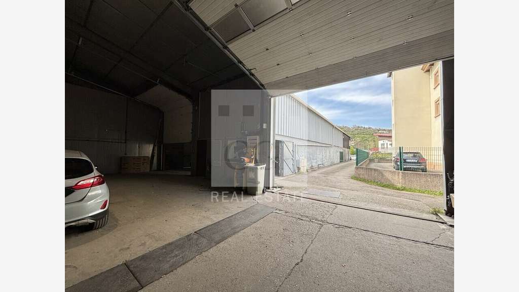 AV locaux d'activité 900m² sur 2400m² à Givors