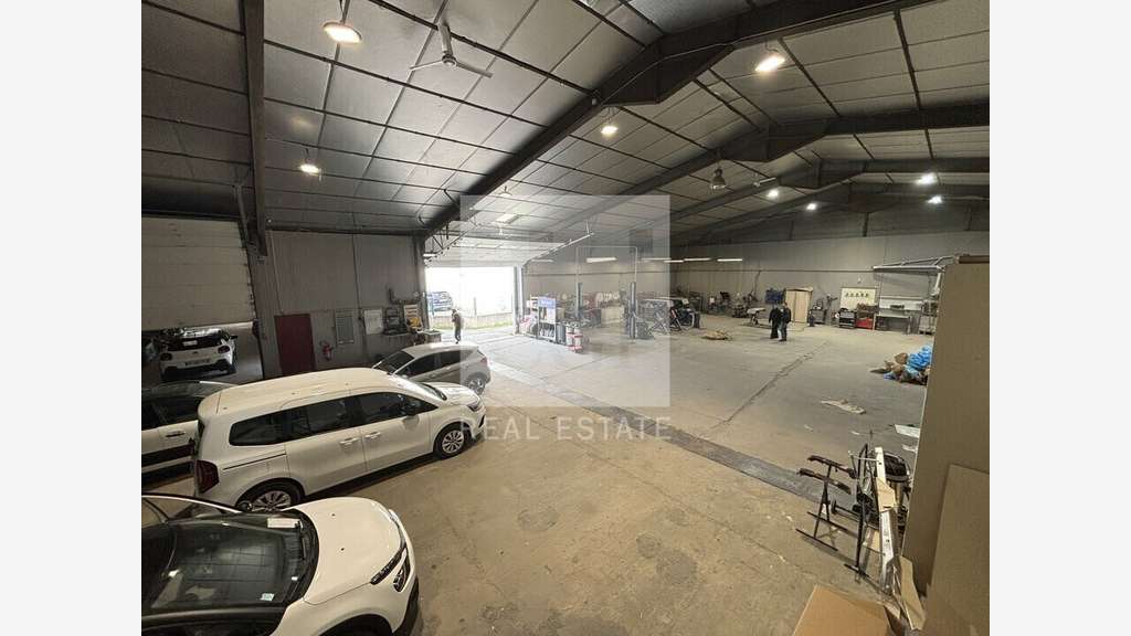 AV locaux d'activité 900m² sur 2400m² à Givors