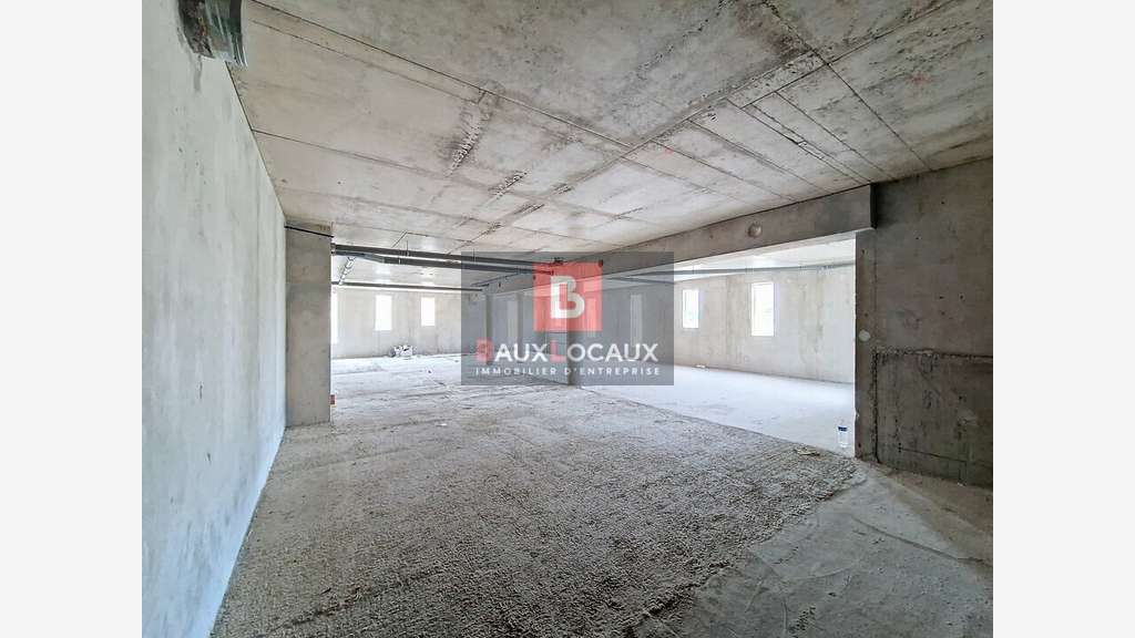 Local professionnel brut 185m² à vendre à Istres