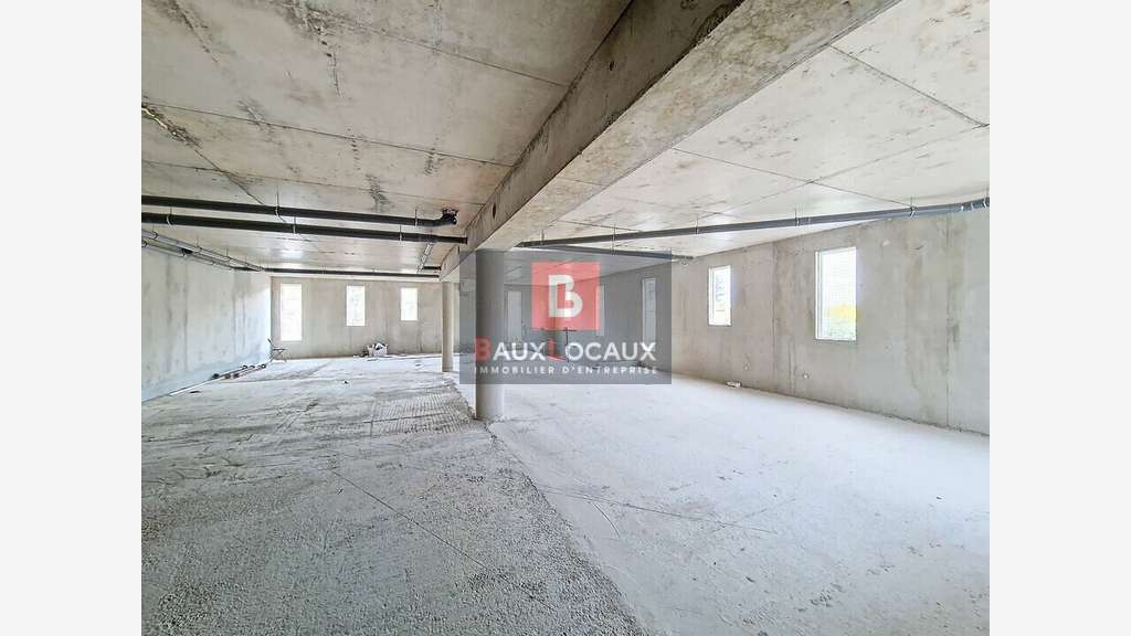 Local professionnel brut 185m² à vendre à Istres
