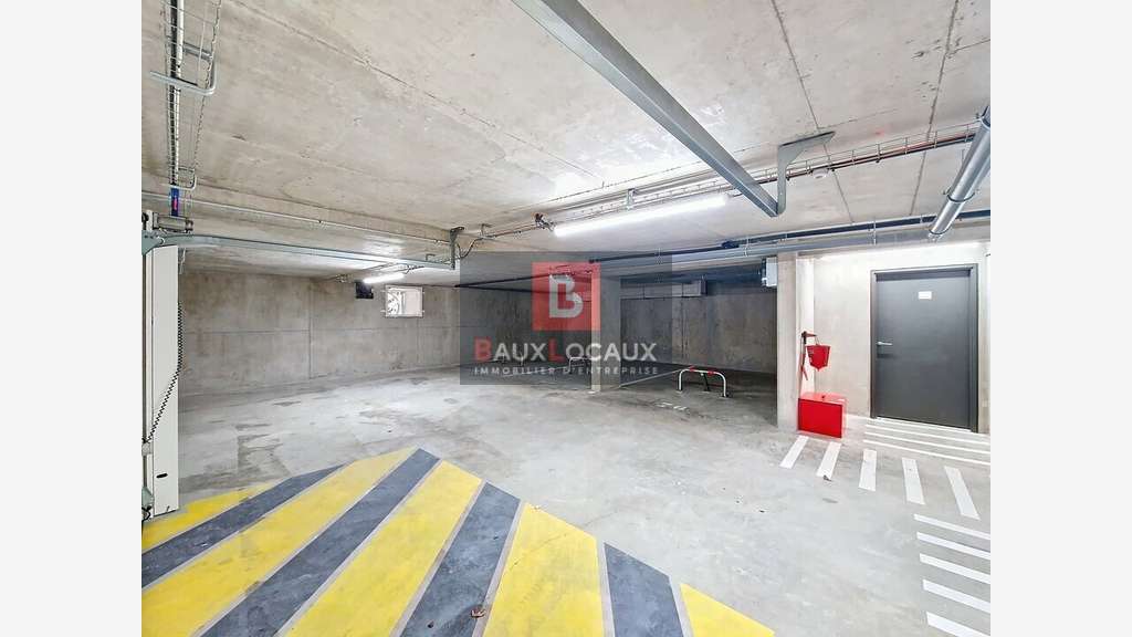 Local professionnel brut 185m² à vendre à Istres