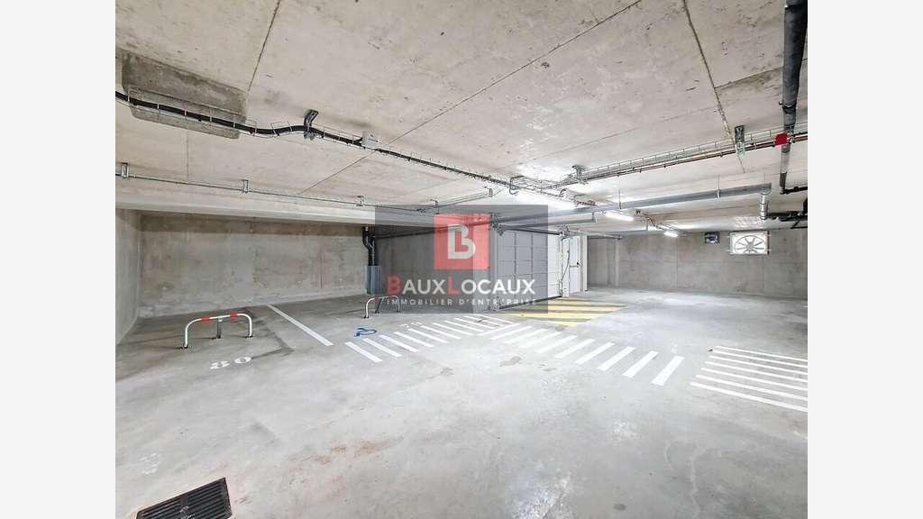 Local professionnel brut 185m² à vendre à Istres