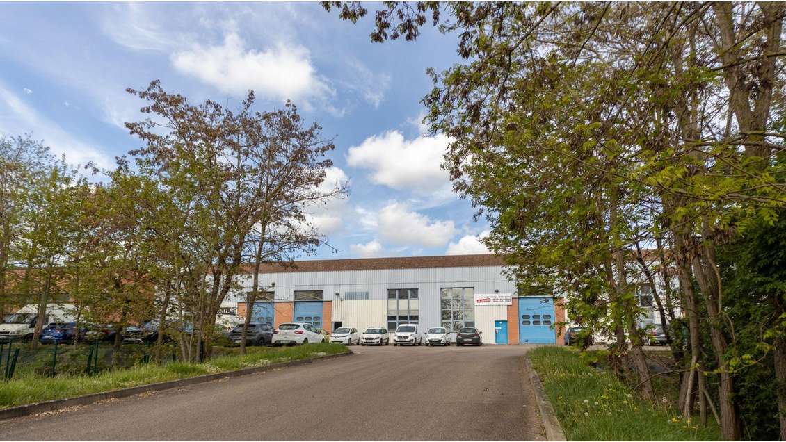 Vente local commercial 1 200m² à Mantes-la-Ville