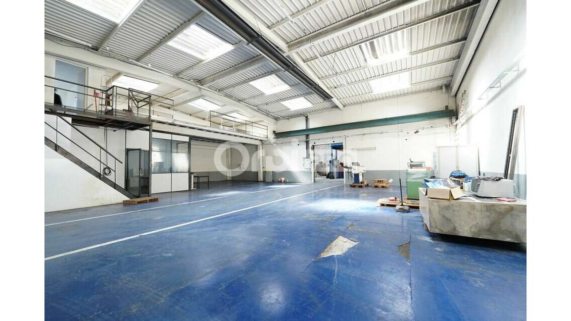 Local d'activité à vendre de 704m² à Saint Priest