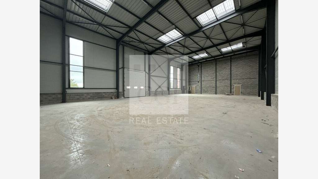 Vente local 1630m² à Saint-Quentin-Fallavier
