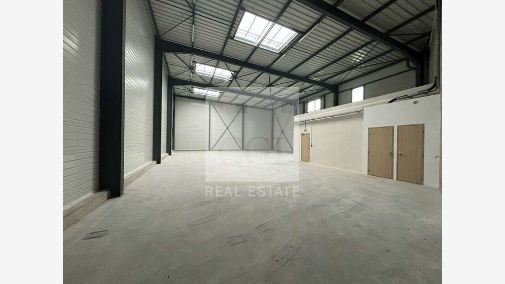 Vente local 1630m² à Saint-Quentin-Fallavier