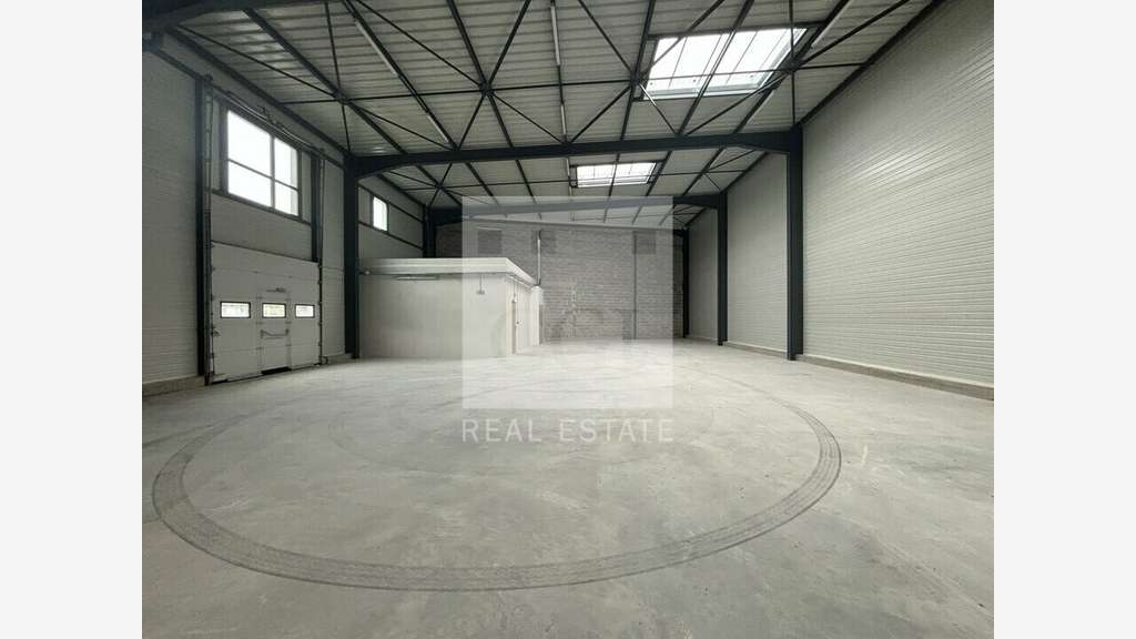Vente local 1630m² à Saint-Quentin-Fallavier