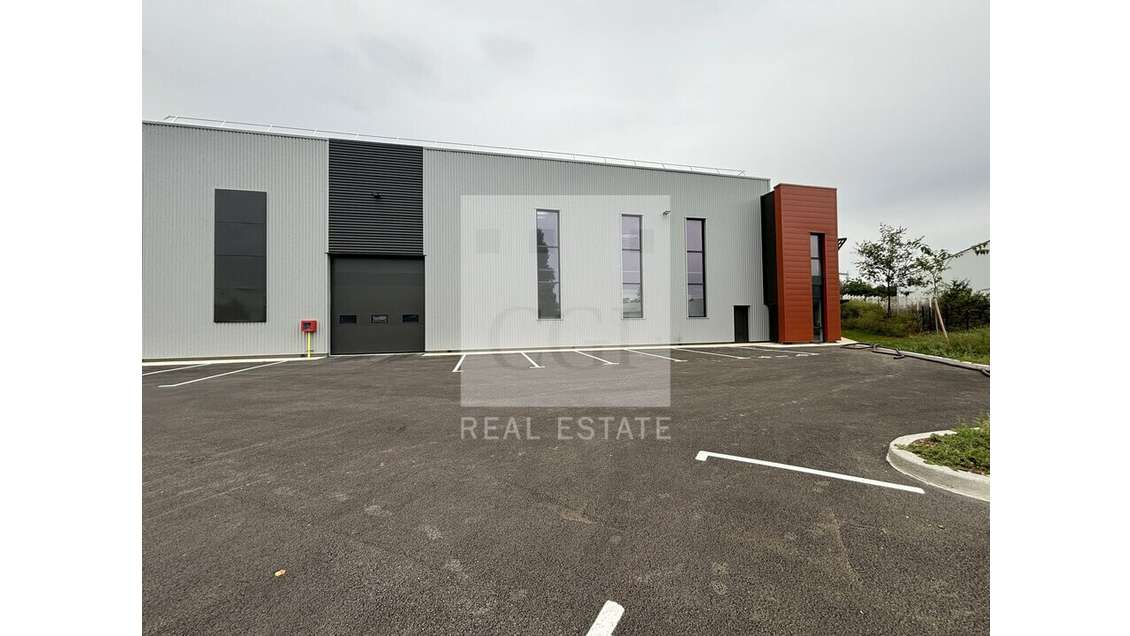 Vente local 1630m² à Saint-Quentin-Fallavier