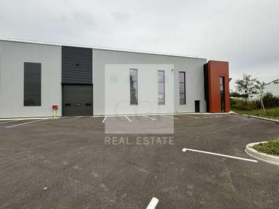 Vente local 1630m² à Saint-Quentin-Fallavier
