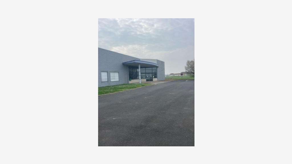 AV beau local d'activité 600m² sur 2572m² Thouars