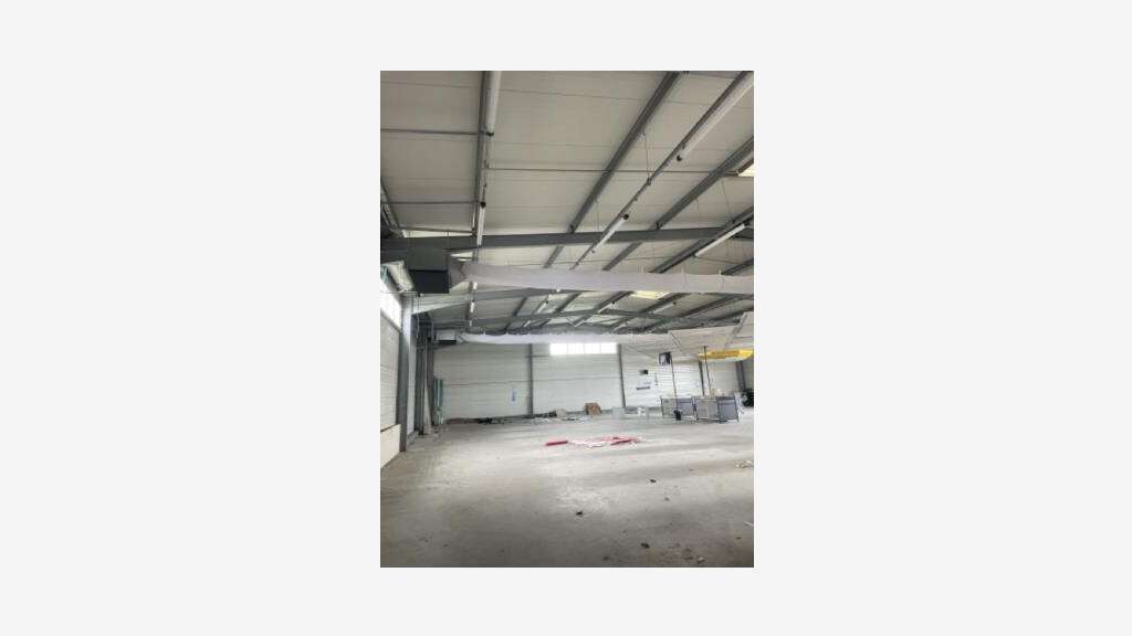AV beau local d'activité 600m² sur 2572m² Thouars