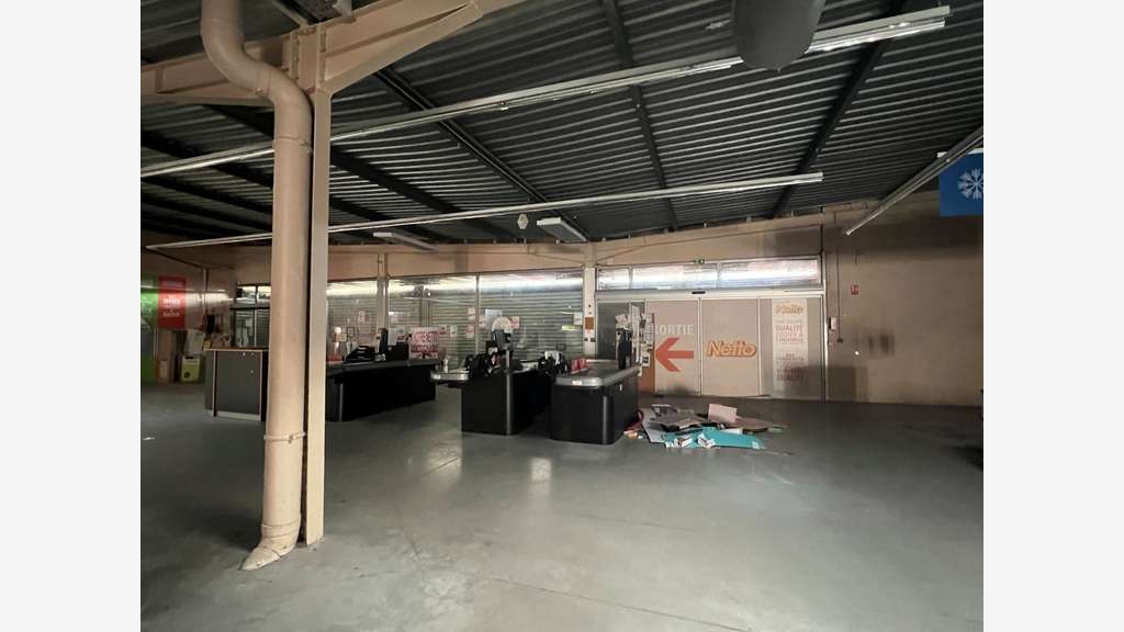 Vente murs ancien supermarché 950m² à Uzerche