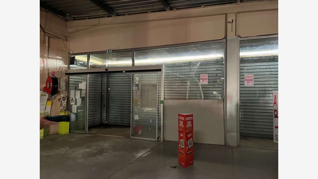 Vente murs ancien supermarché 950m² à Uzerche