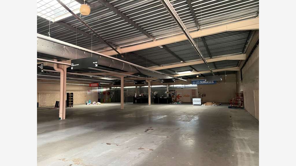Vente murs ancien supermarché 950m² à Uzerche