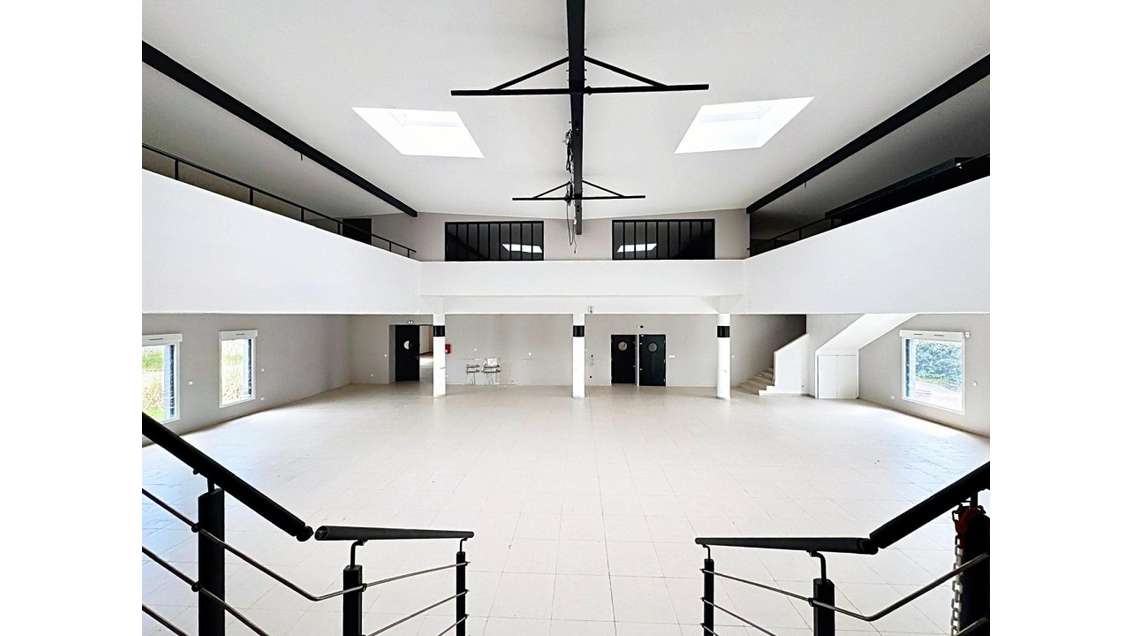 Ancien restaurant 100m² sortie d'autoroute A480