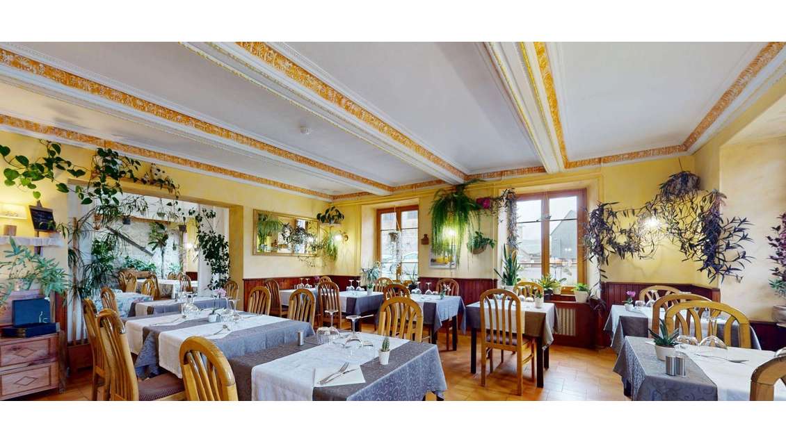 AV murs commerciaux 606m² centre historique Besse