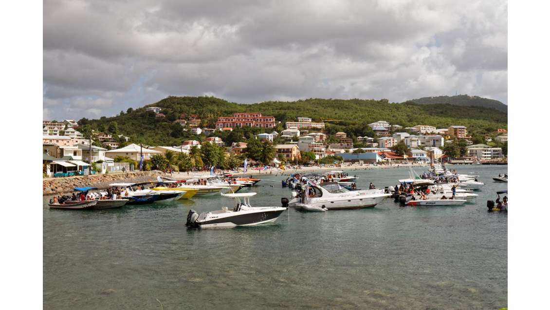 Murs commerciaux face à la Marina Pointe du Bout