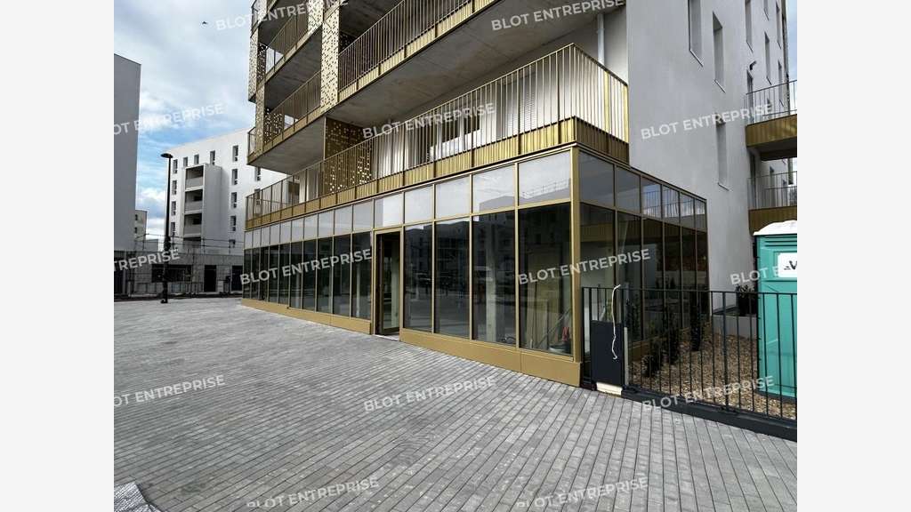 A vendre locaux commerciaux 142m² neufs à Nantes