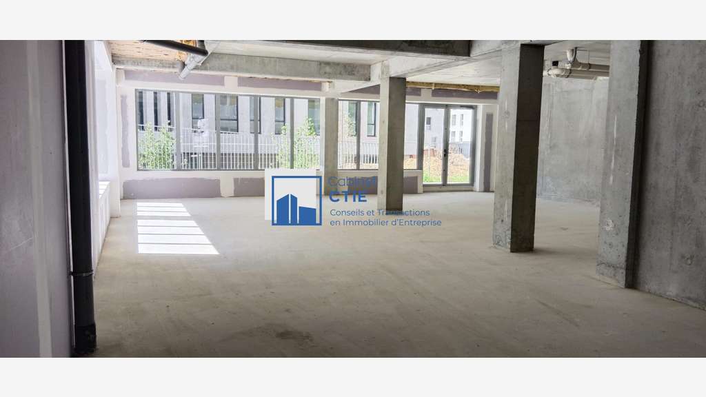 Vente local 214m² neuf pied de tramway à Nantes