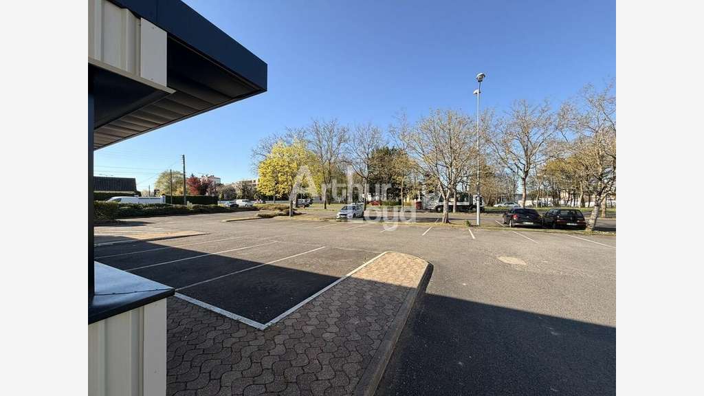 Local commercial 470m² à vendre à Poitiers Est