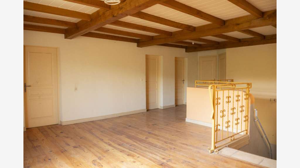 Bâtiment avec logement à Saint Just de Claix