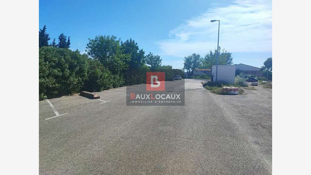 Vente local commercial 143m² Saint-Martin-de-Crau