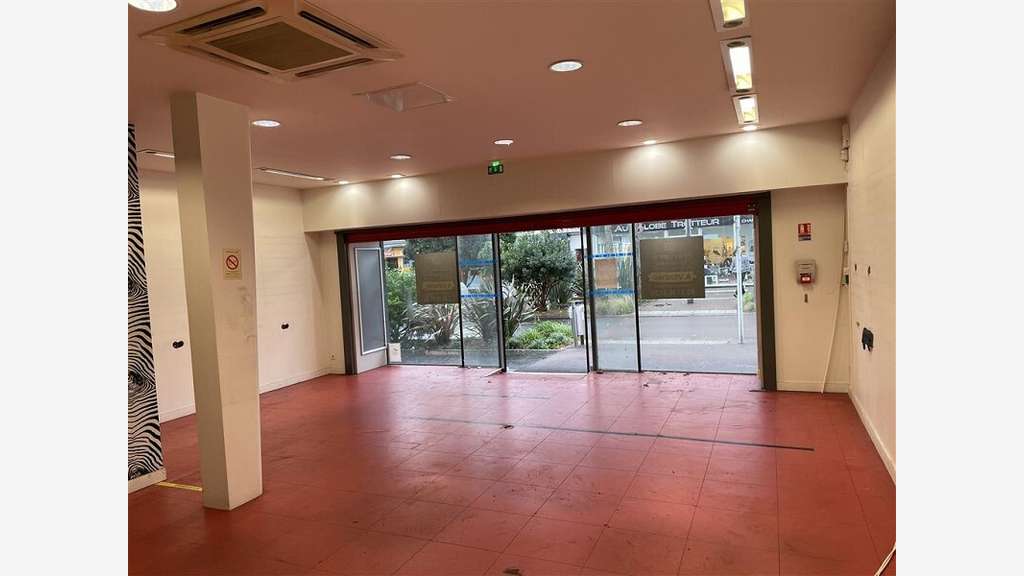 Vente murs commerciaux vides 77m² à Saint-Nazaire