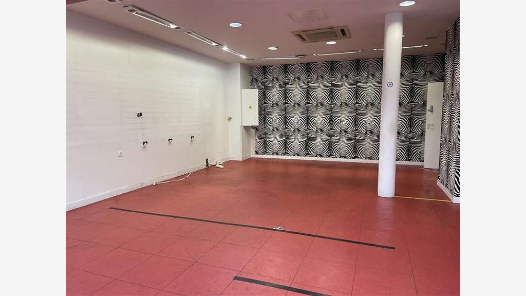 Vente murs commerciaux vides 77m² à Saint-Nazaire
