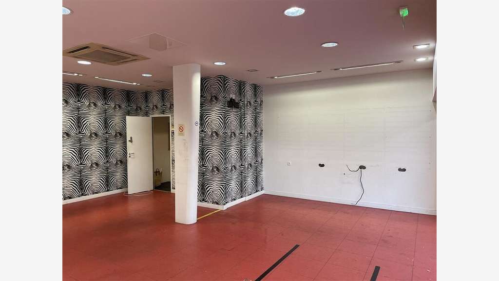 Vente murs commerciaux vides 77m² à Saint-Nazaire