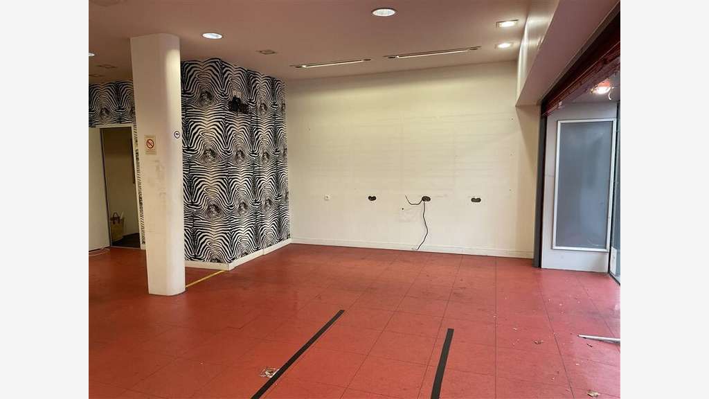 Vente murs commerciaux vides 77m² à Saint-Nazaire