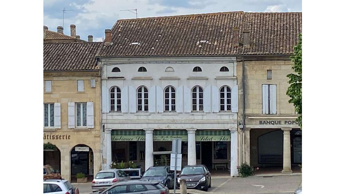Immeuble mixte commerce et logement à Sauveterre