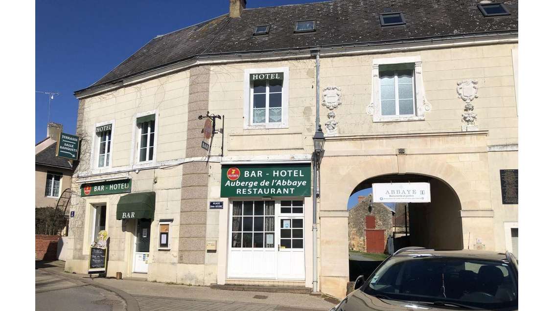 AV murs commerciaux hôtel 540m² à Tuffé  centre