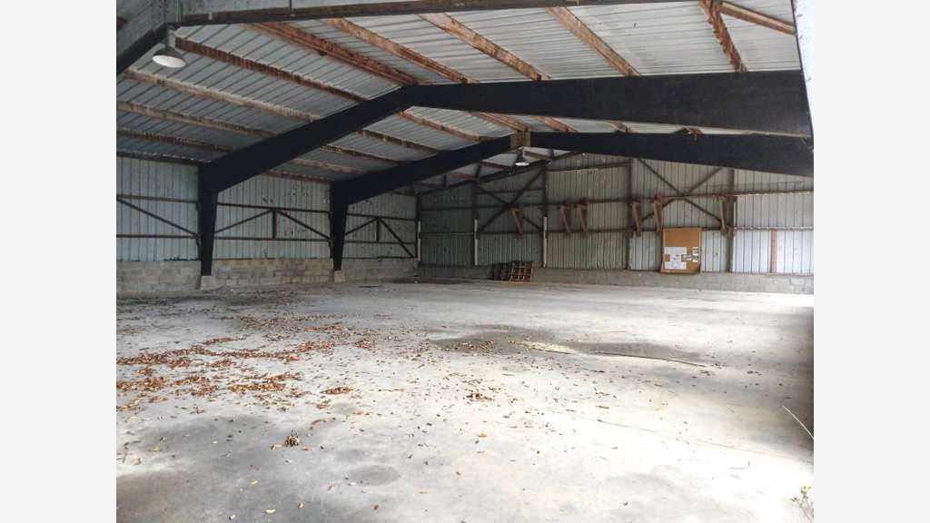 49 Segré, locaux d'activité 2300 m² à vendre.
