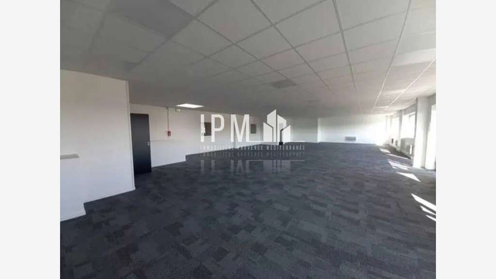 Vente locaux 10082m² à Marignane Parc des Rives