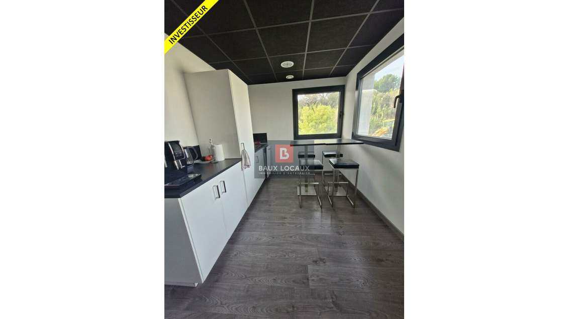 Vente locaux 605m² à Velaux zone de la Verdière