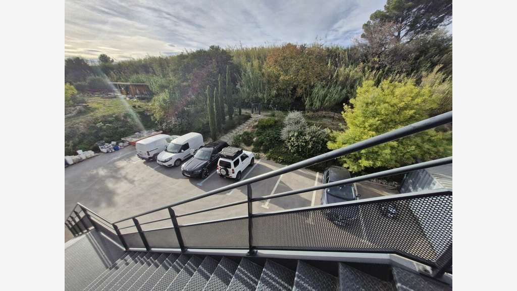 Vente locaux 605m² à Velaux zone de la Verdière