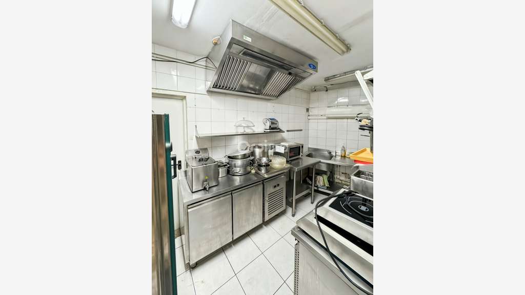 AV local rénové 115m² empl stratégique à Marseille