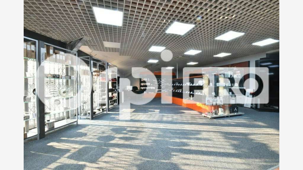 Cède cellule commerciale 990m² en ZA à La Rochelle