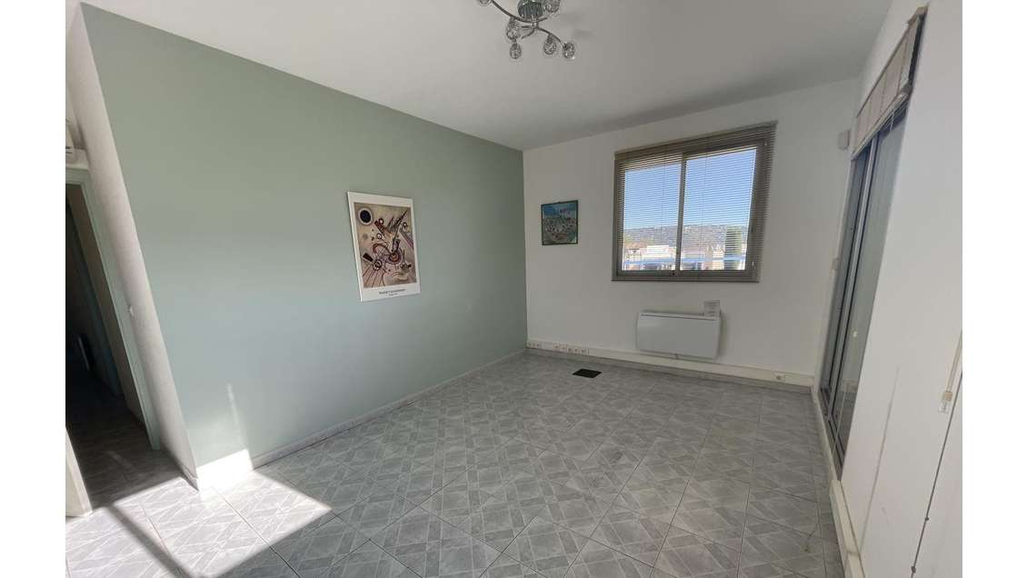 Vente bureaux 77m² zone artisanale à Tourrettes